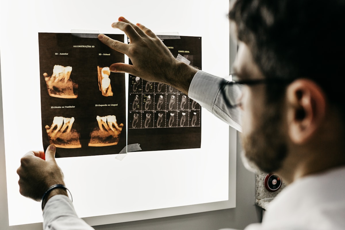 Dentista analisando reconstruções 3D e exames de imagem
